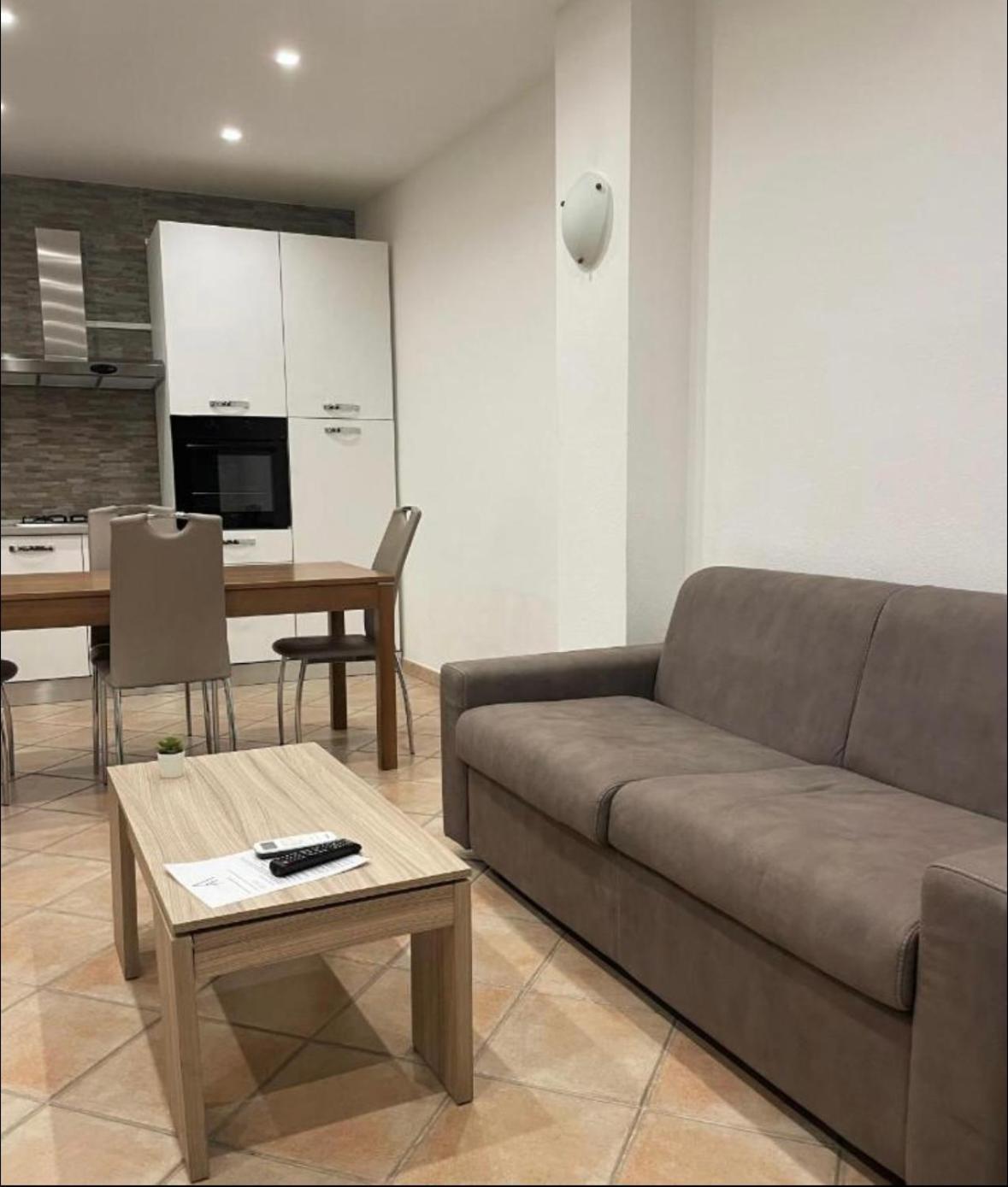אולביה Square Inn Apartment מראה חיצוני תמונה