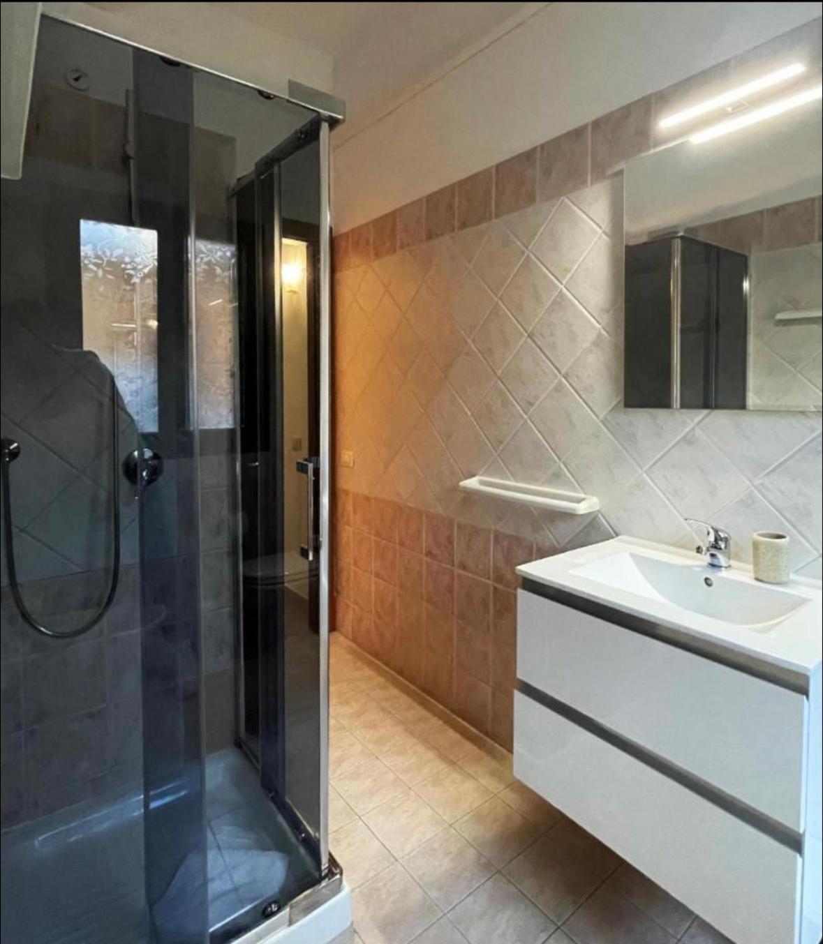 אולביה Square Inn Apartment מראה חיצוני תמונה
